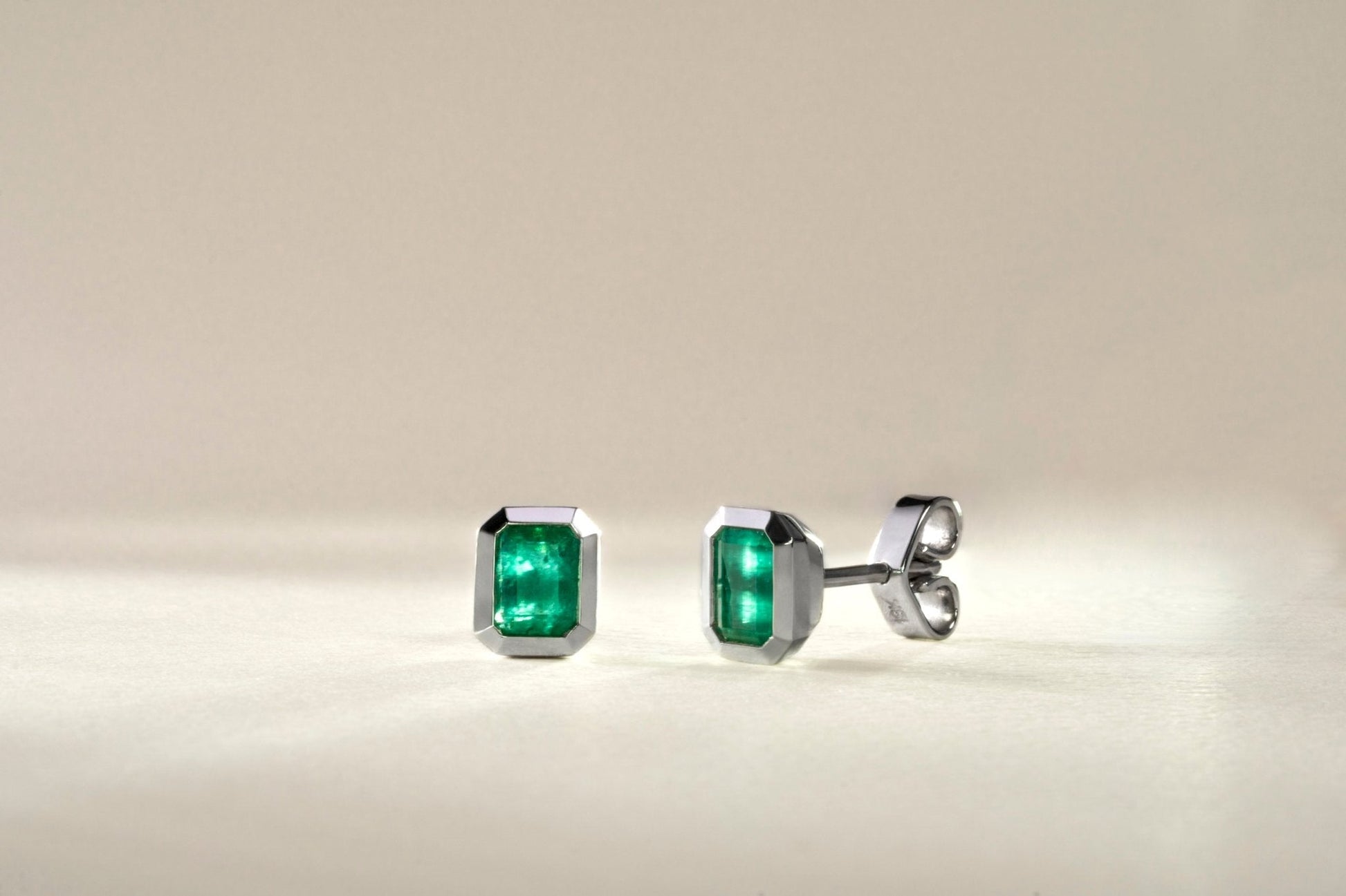 Aretes topos oro blanco con esmeralda natural - ARB028 - Etherna