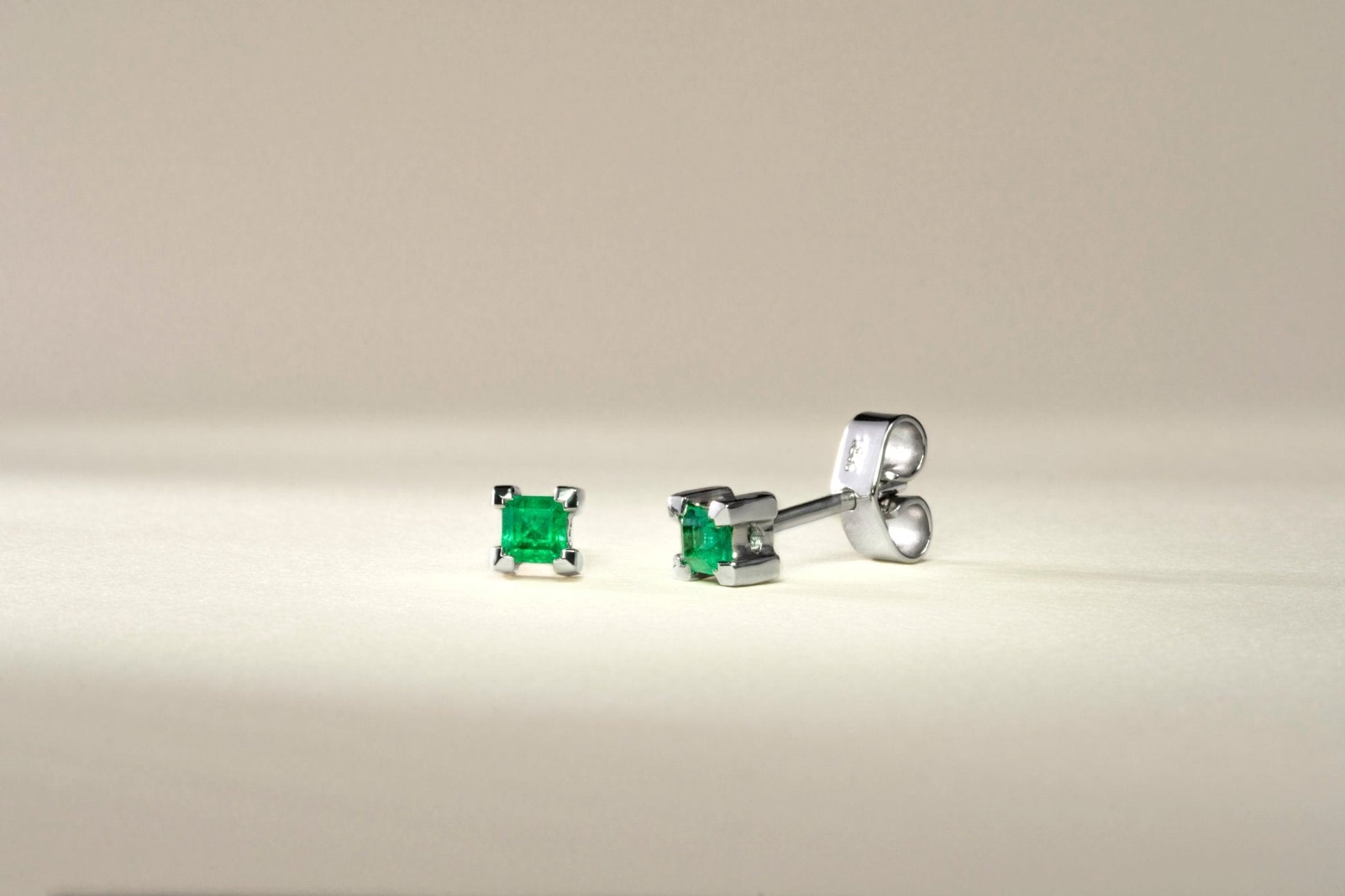 Aretes topos oro blanco con esmeralda natural - ARB029 - Etherna