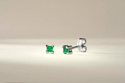 Aretes topos oro blanco con esmeralda natural - ARB029 - Etherna