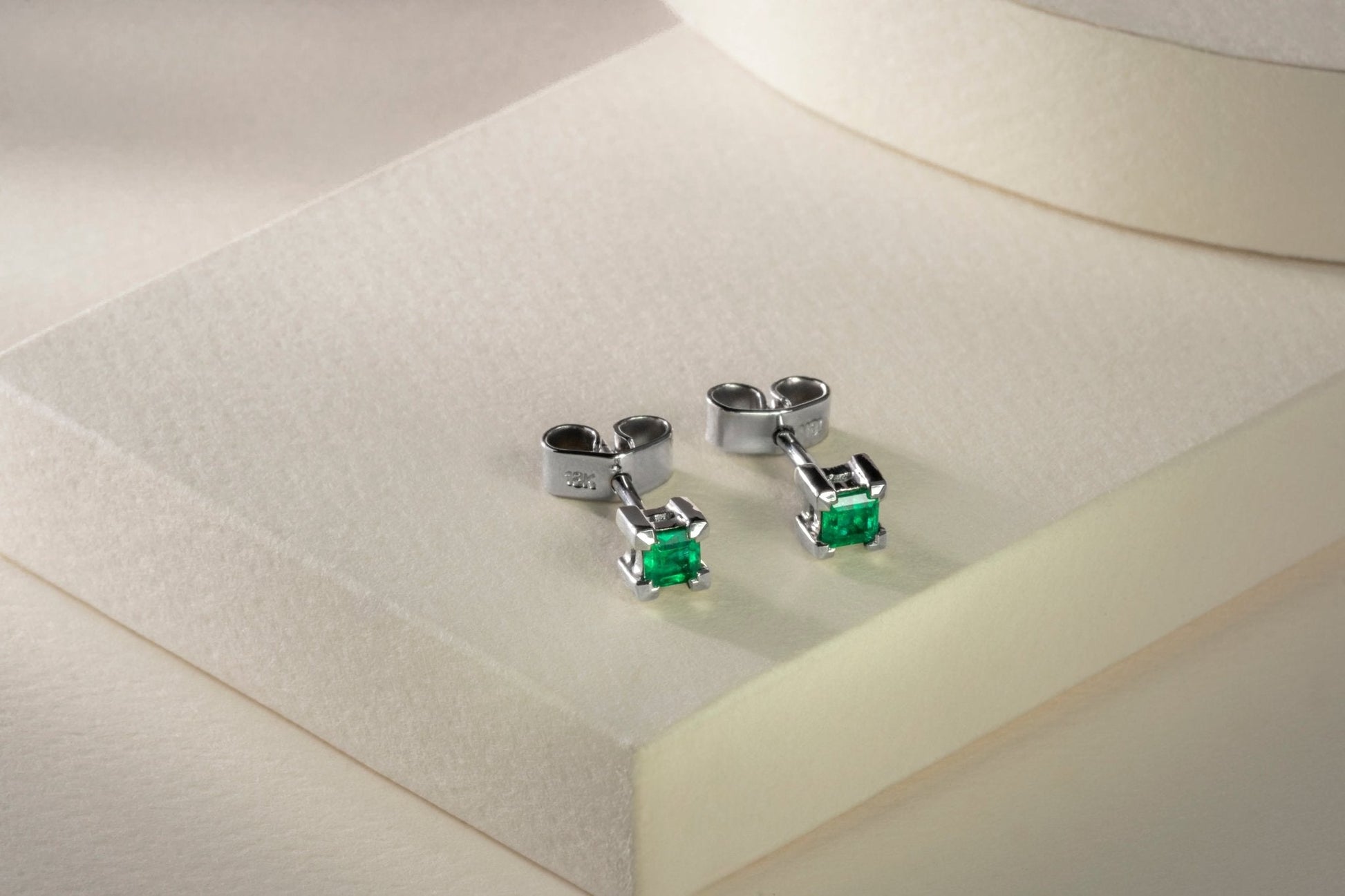 Aretes topos oro blanco con esmeralda natural - ARB029 - Etherna