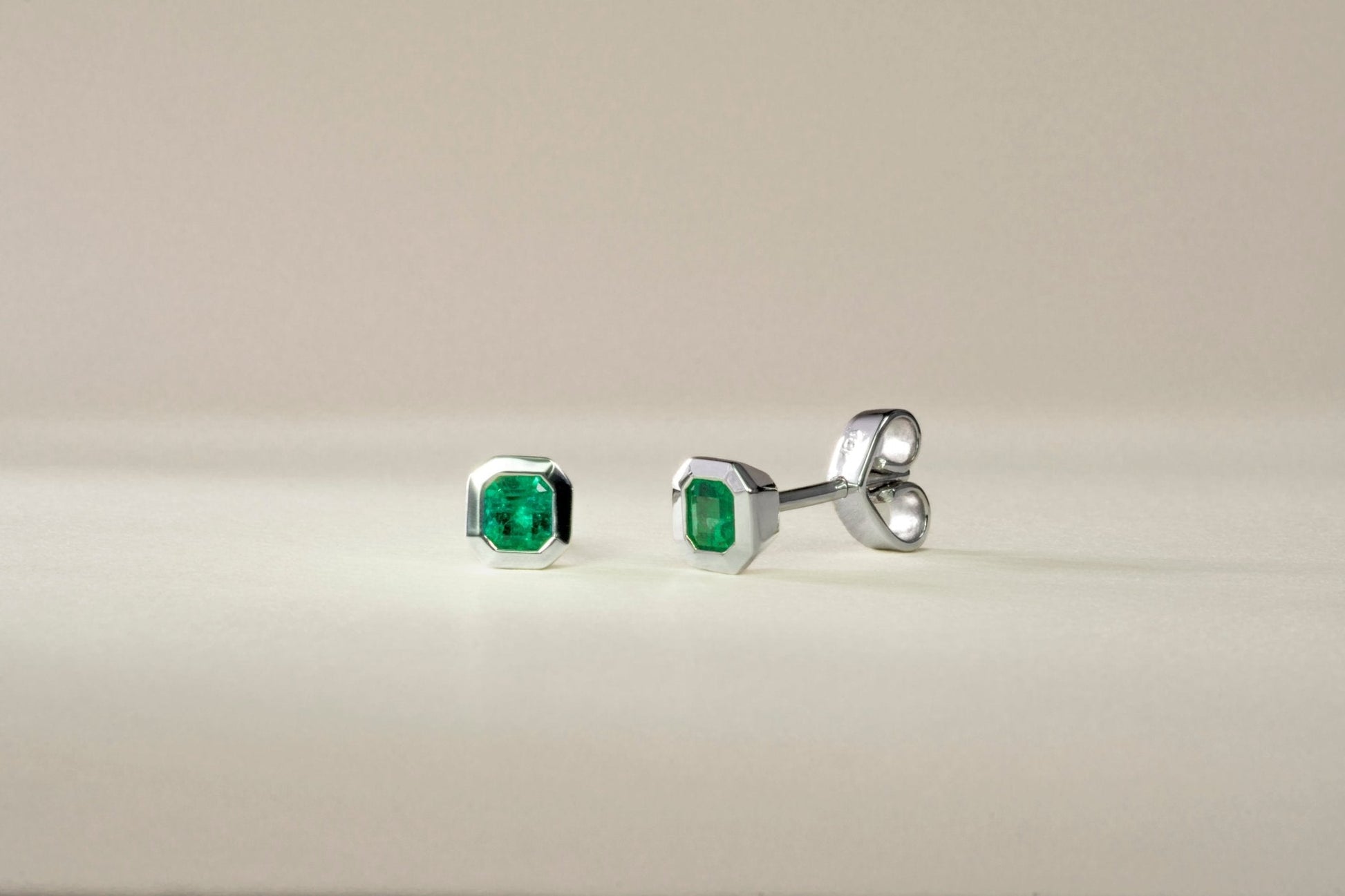 Aretes topos oro blanco con esmeralda natural - ARB034 - Etherna