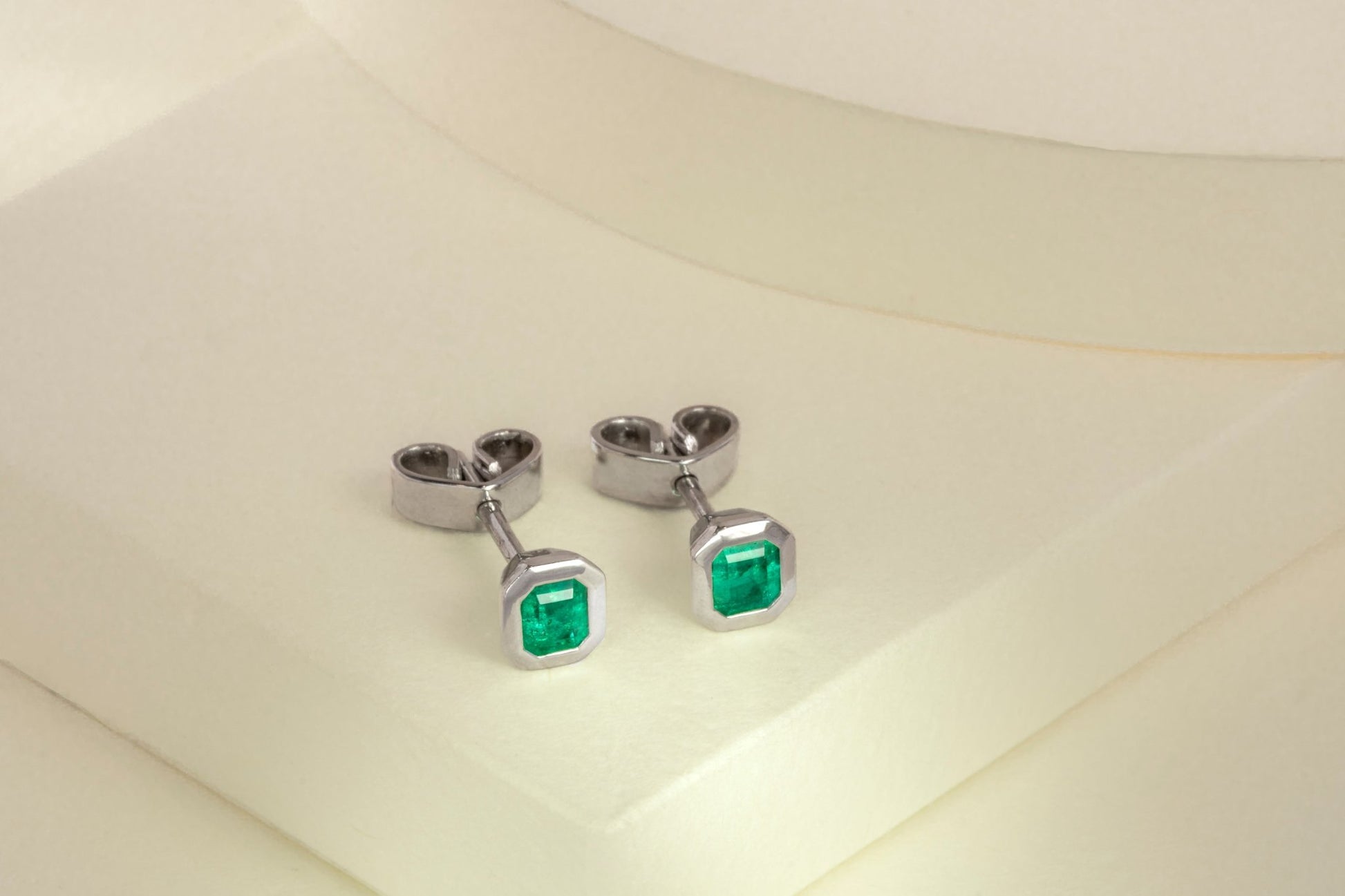 Aretes topos oro blanco con esmeralda natural - ARB037 - Etherna