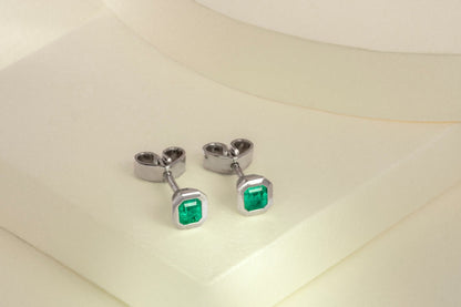 Aretes topos oro blanco con esmeralda natural - ARB037 - Etherna