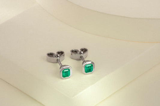 Aretes topos oro blanco con esmeralda natural - ARB037 - Etherna
