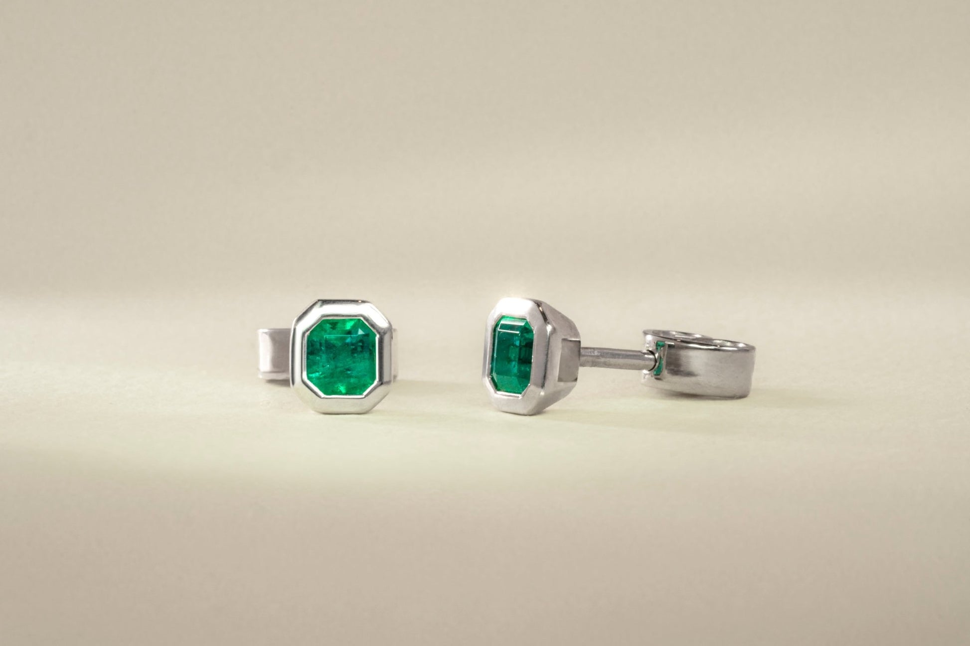 Aretes topos oro blanco con esmeralda natural - ARB037 - Etherna