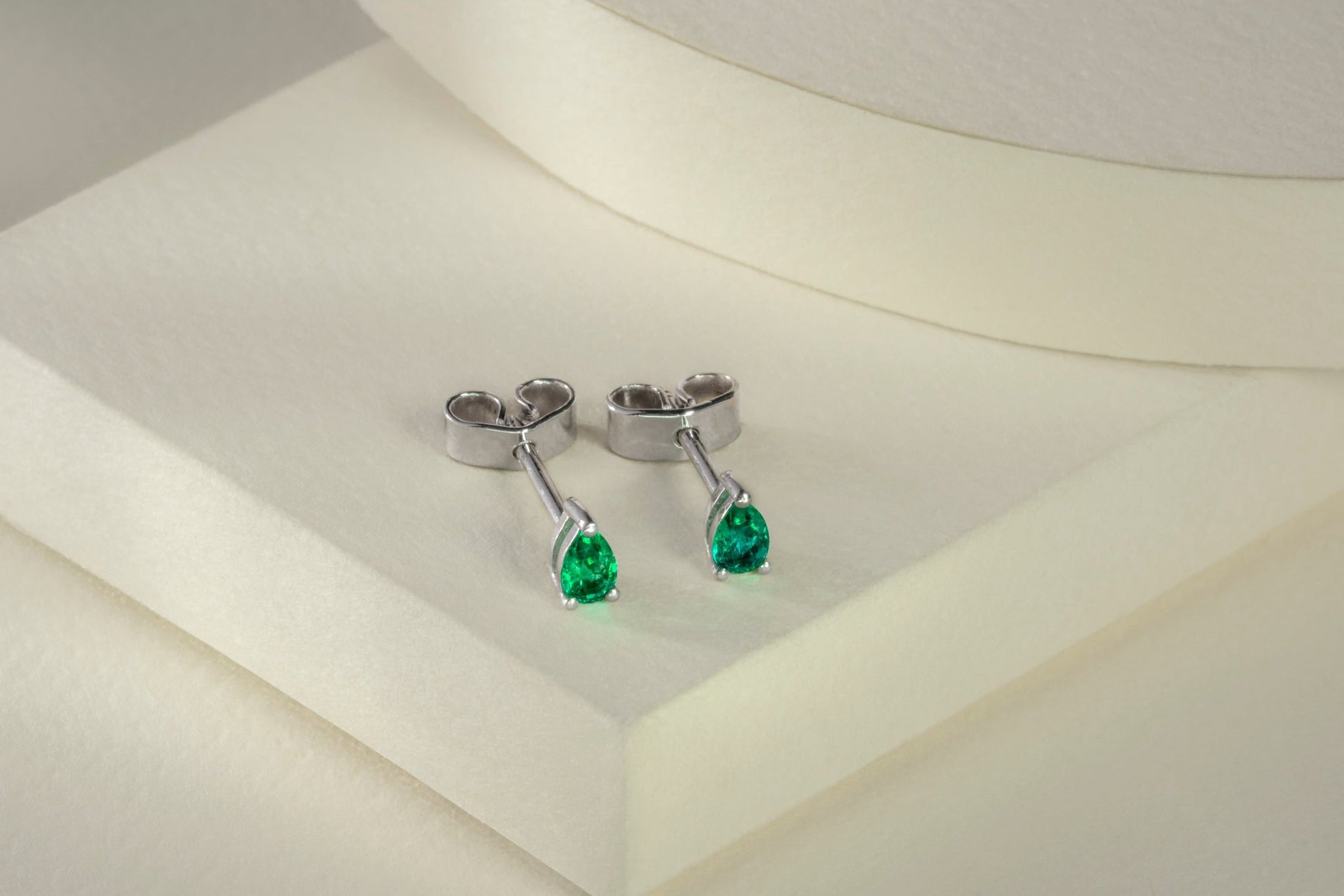 Aretes topos oro blanco con esmeralda natural - ARB038 - Etherna