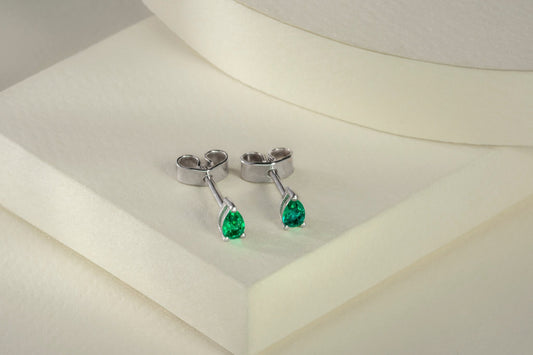 Aretes topos oro blanco con esmeralda natural - ARB038 - Etherna