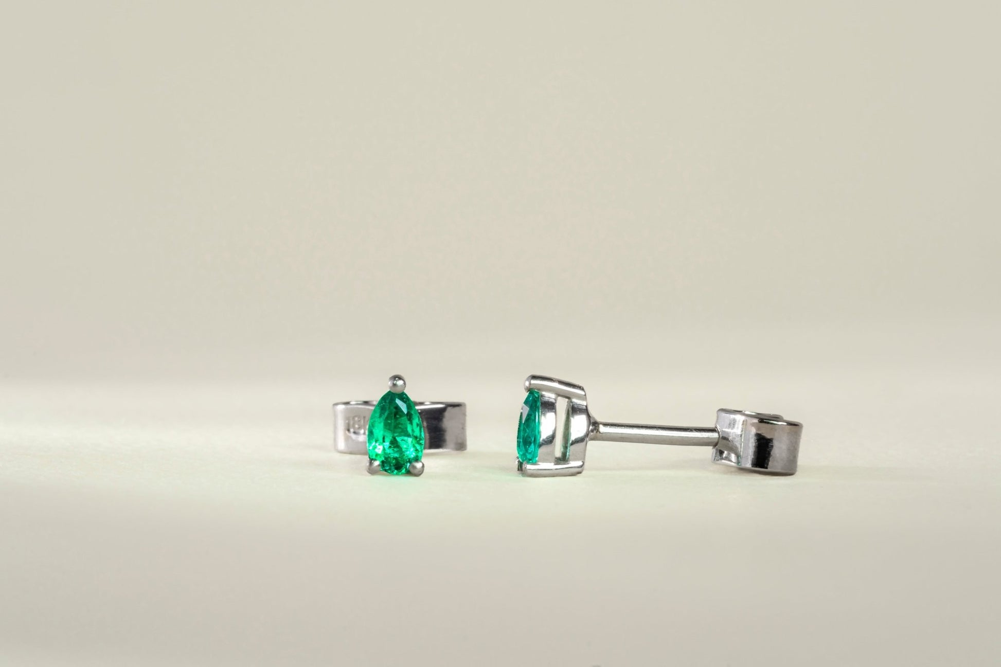 Aretes topos oro blanco con esmeralda natural - ARB038 - Etherna