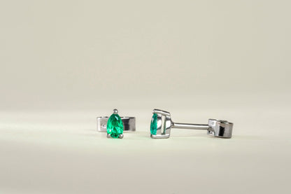 Aretes topos oro blanco con esmeralda natural - ARB038 - Etherna