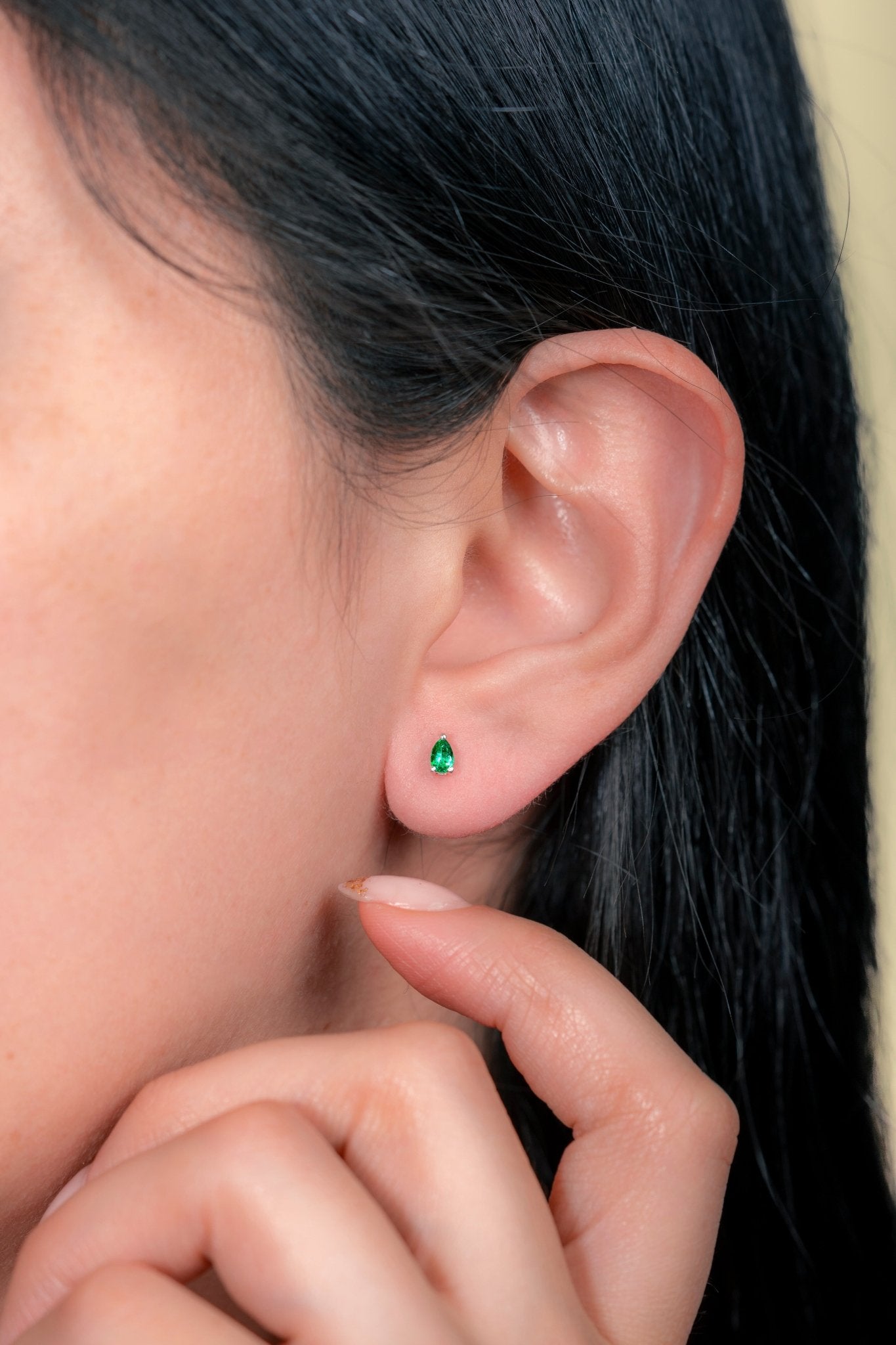 Aretes topos oro blanco con esmeralda natural - ARB038 - Etherna