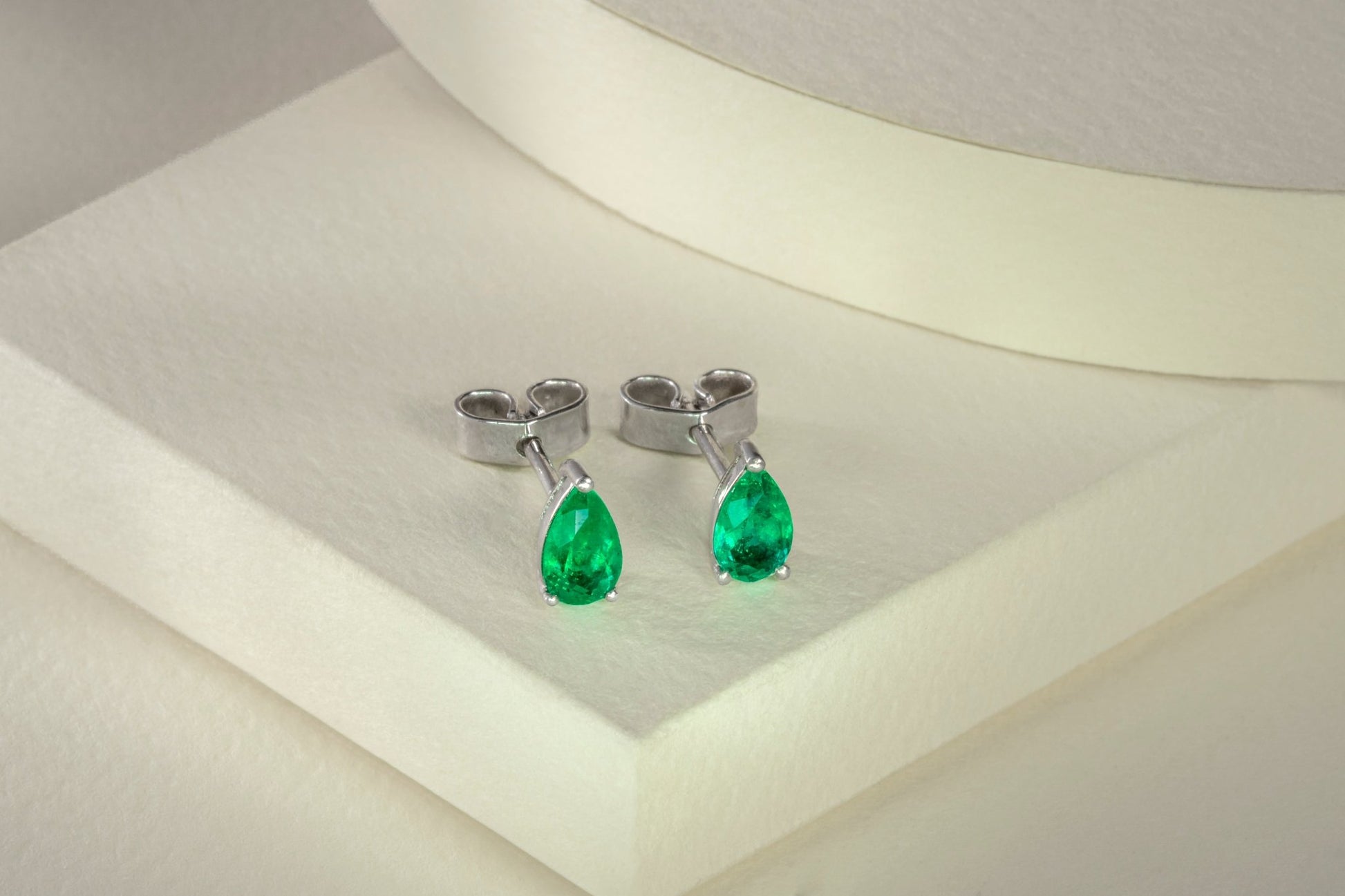 Aretes topos oro blanco con esmeralda natural - ARB039 - Etherna
