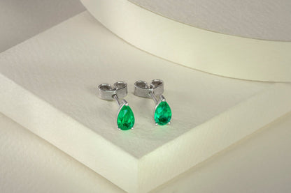 Aretes topos oro blanco con esmeralda natural - ARB039 - Etherna