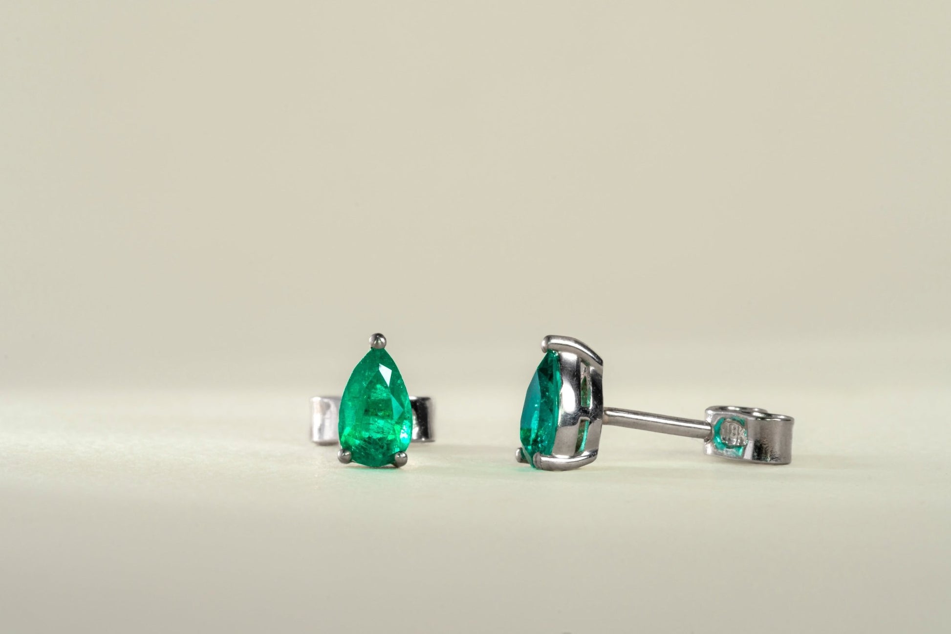 Aretes topos oro blanco con esmeralda natural - ARB039 - Etherna