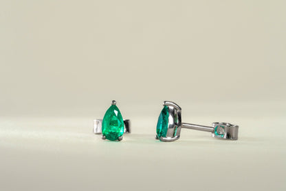 Aretes topos oro blanco con esmeralda natural - ARB039 - Etherna