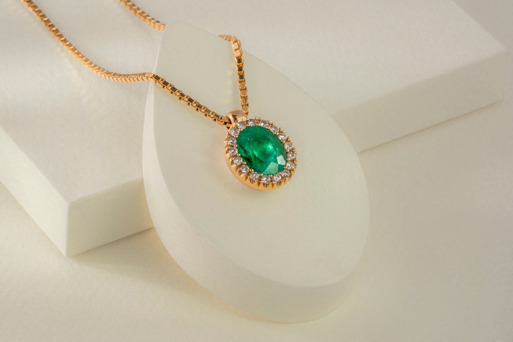 Dije cluster con cadena oro amarillo con esmeralda y diamantes naturales - DOA037 - Etherna