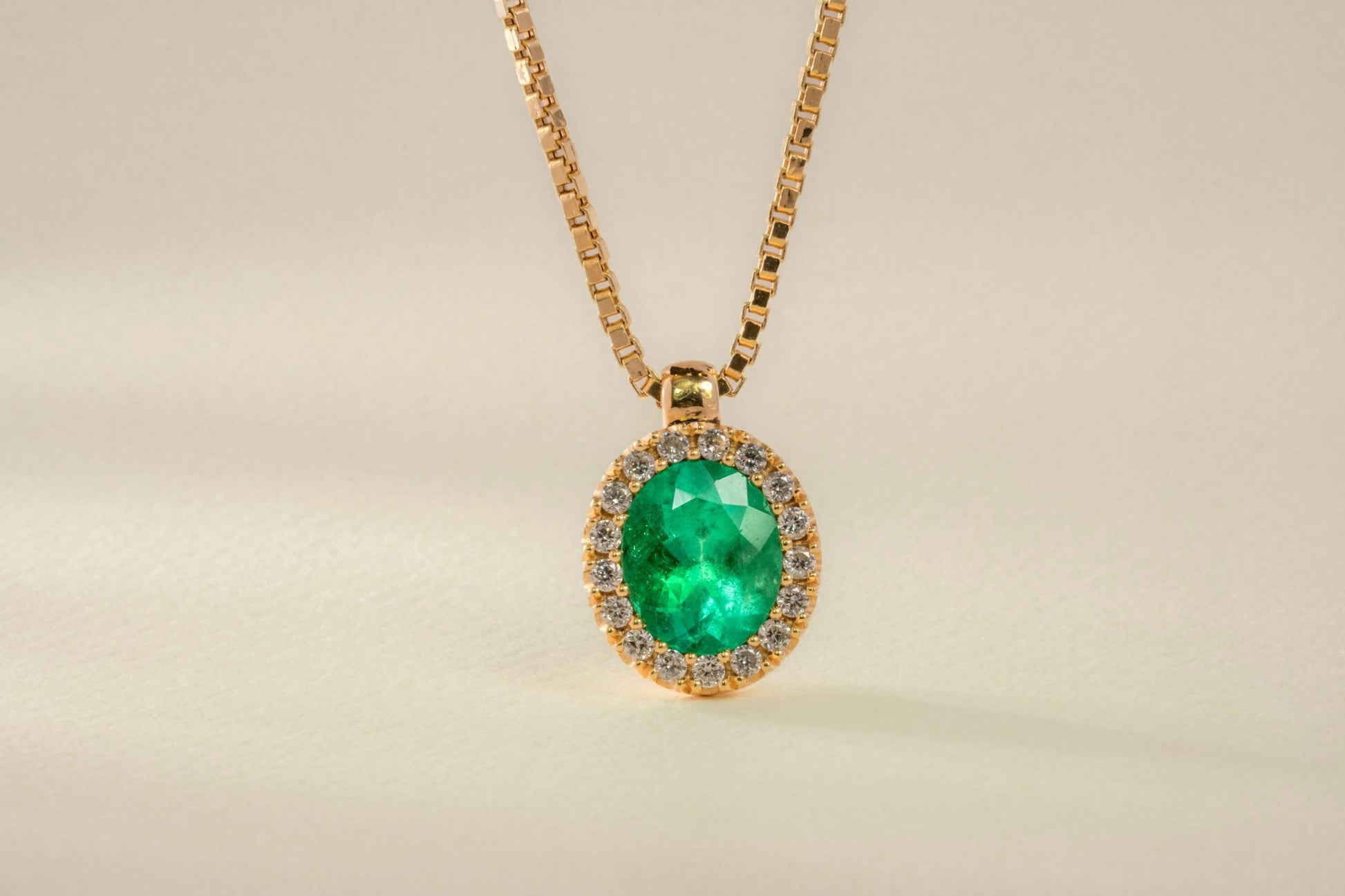 Dije cluster con cadena oro amarillo con esmeralda y diamantes naturales - DOA037 - Etherna