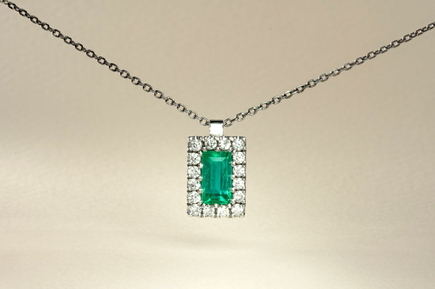 Dije cluster con cadena oro blanco con esmeralda y diamante naturales - DOB008 - Etherna