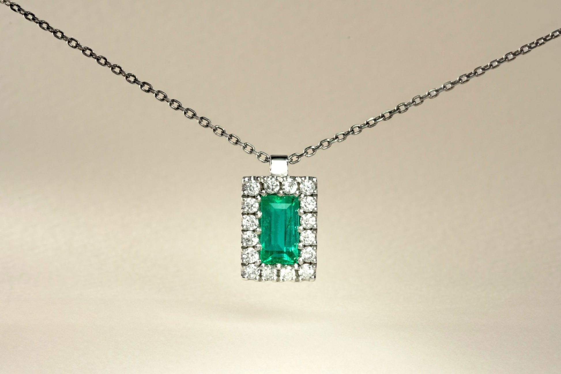 Dije cluster con cadena oro blanco con esmeralda y diamante naturales - DOB008 - Etherna