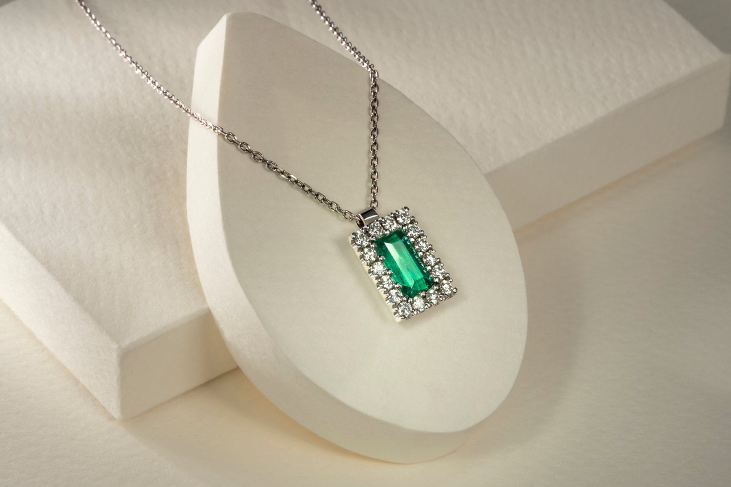 Dije cluster con cadena oro blanco con esmeralda y diamante naturales - DOB008 - Etherna
