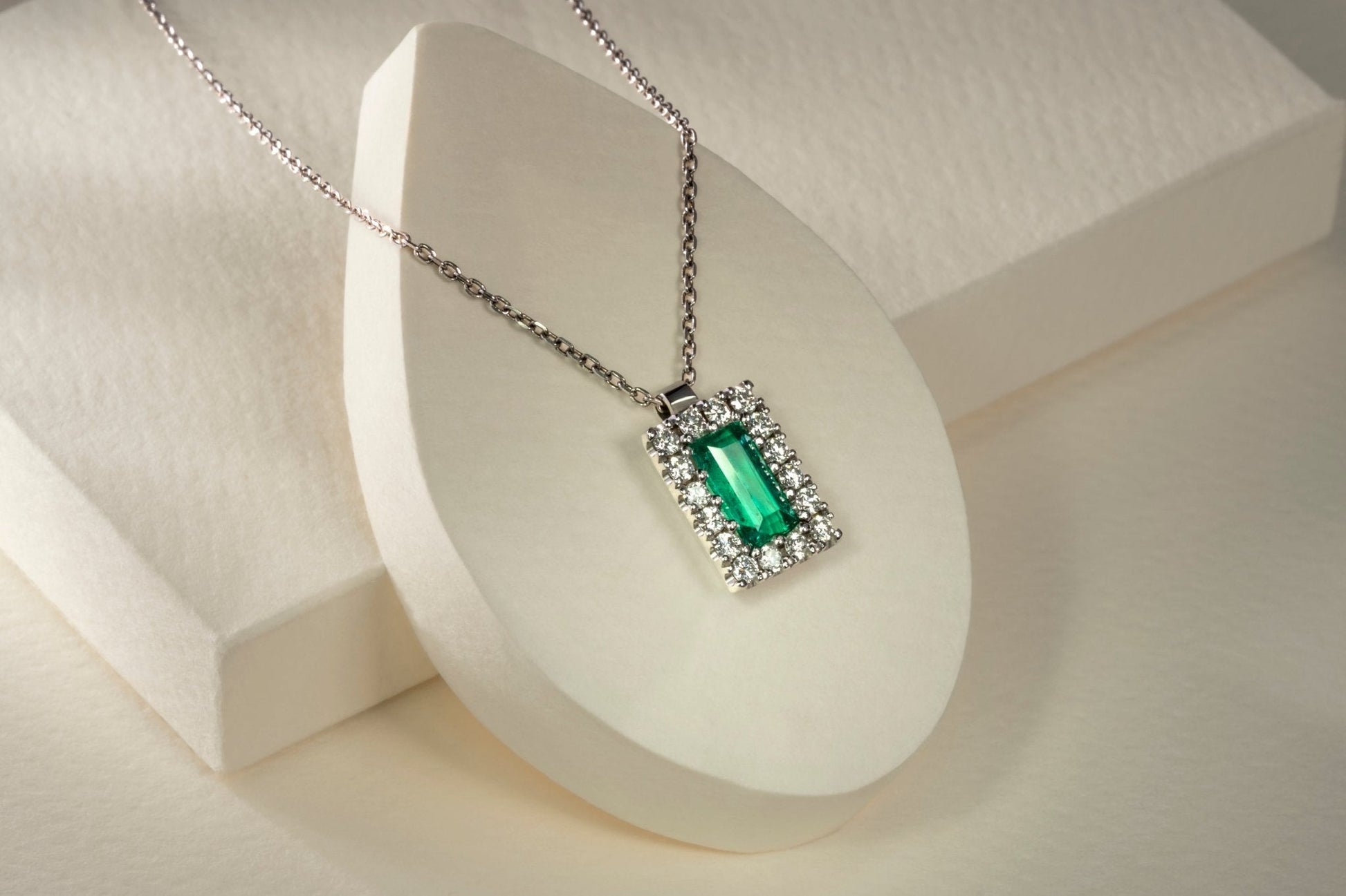 Dije cluster con cadena oro blanco con esmeralda y diamante naturales - DOB008 - Etherna