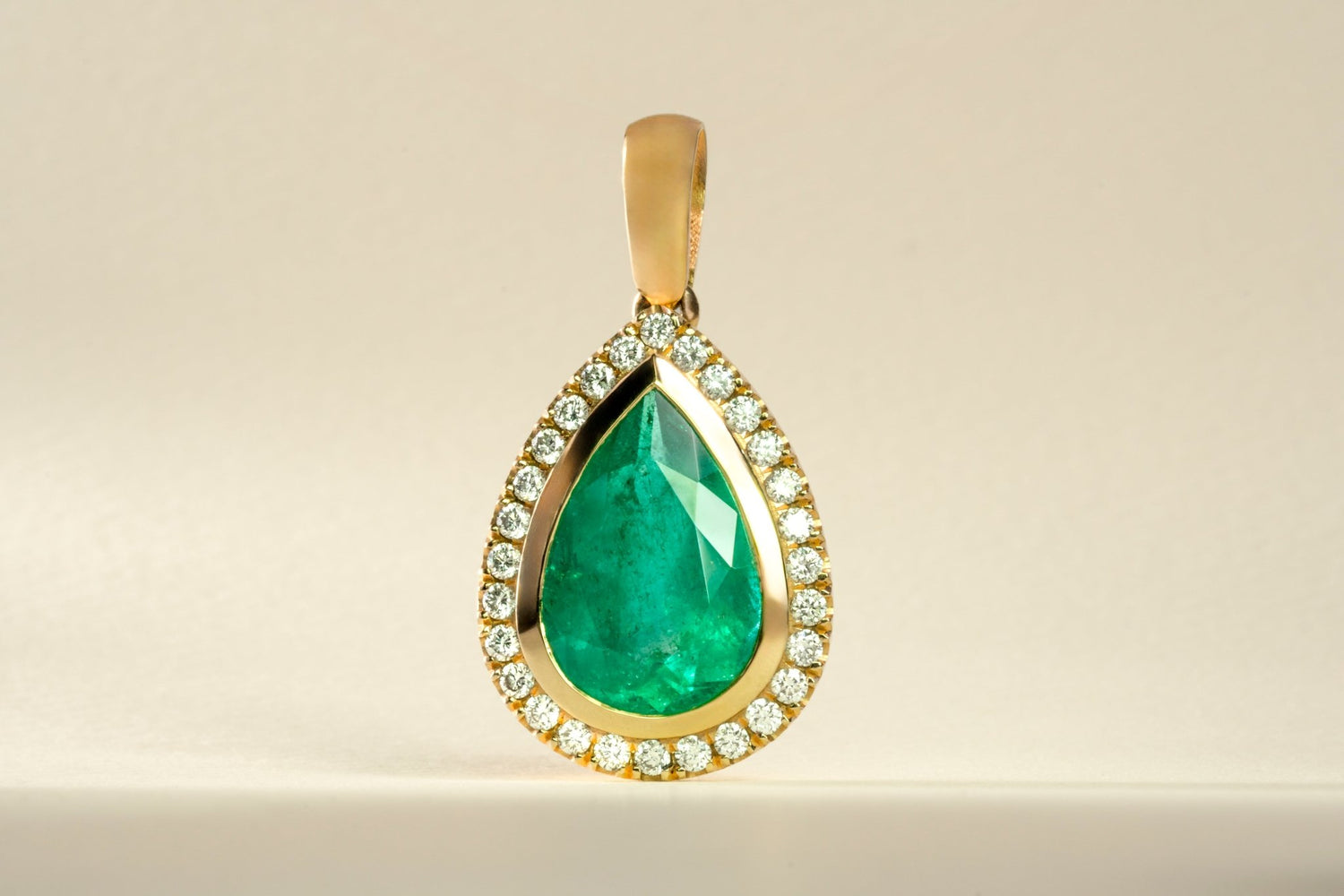 Dije cluster oro amarillo con esmeralda y diamante naturales - DOA009 - Etherna