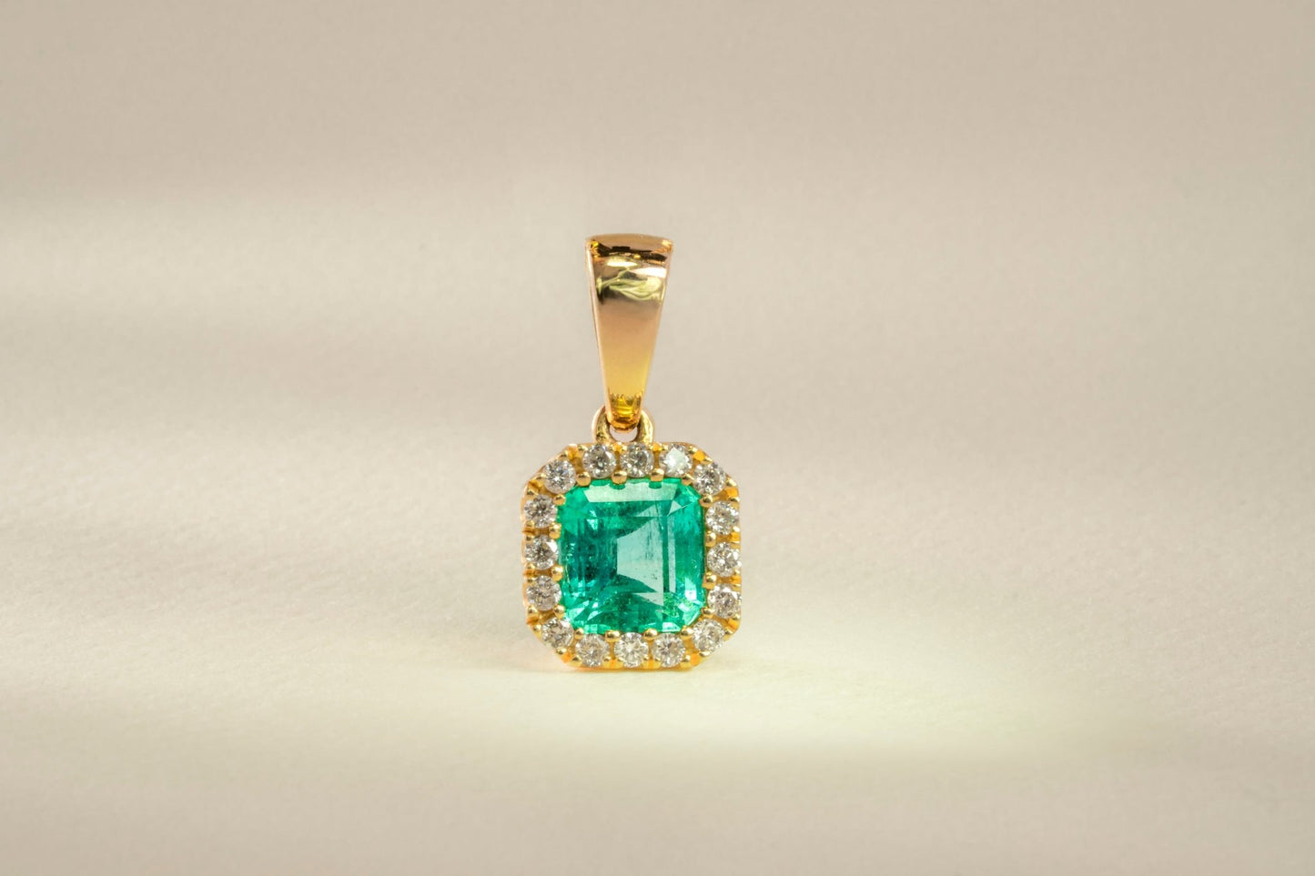 Dije cluster oro amarillo con esmeralda y diamantes naturales - DOA020 - Etherna
