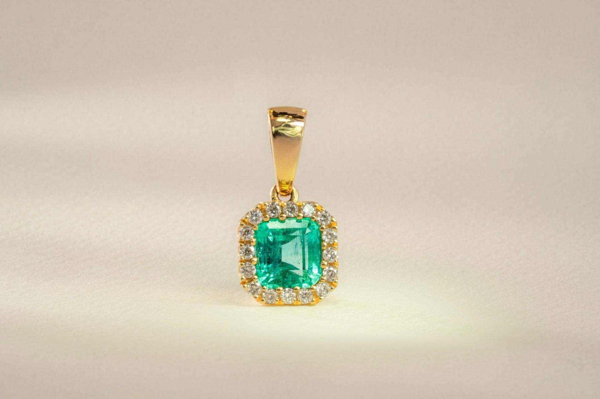 Dije cluster oro amarillo con esmeralda y diamantes naturales - DOA020 - Etherna