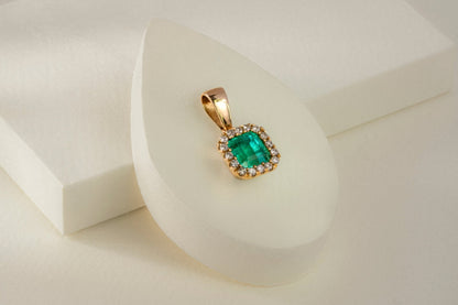 Dije cluster oro amarillo con esmeralda y diamantes naturales - DOA020 - Etherna