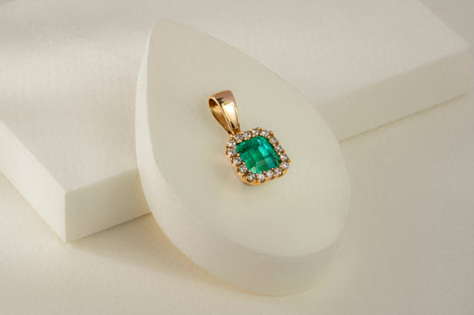 Dije cluster oro amarillo con esmeralda y diamantes naturales - DOA020 - Etherna