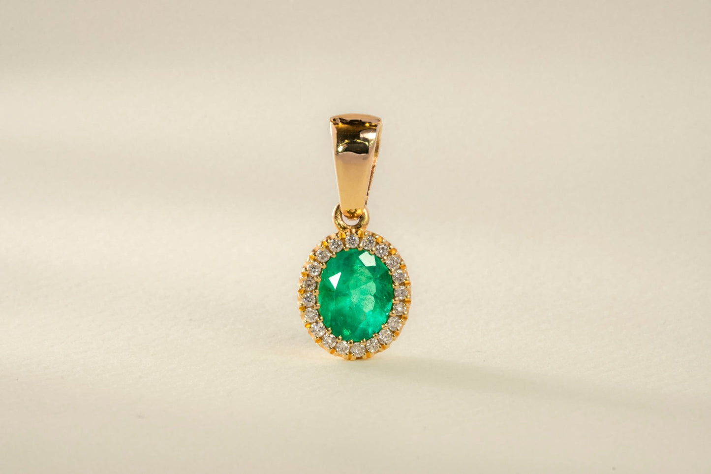 Dije cluster oro amarillo con esmeralda y diamantes naturales - DOA076 - Etherna