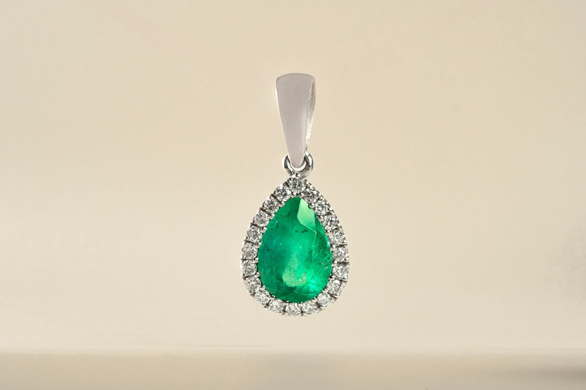 Dije cluster oro blanco con esmeralda y diamante naturales - DOB031 - Etherna