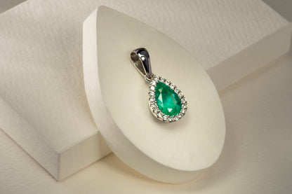Dije cluster oro blanco con esmeralda y diamante naturales - DOB031 - Etherna