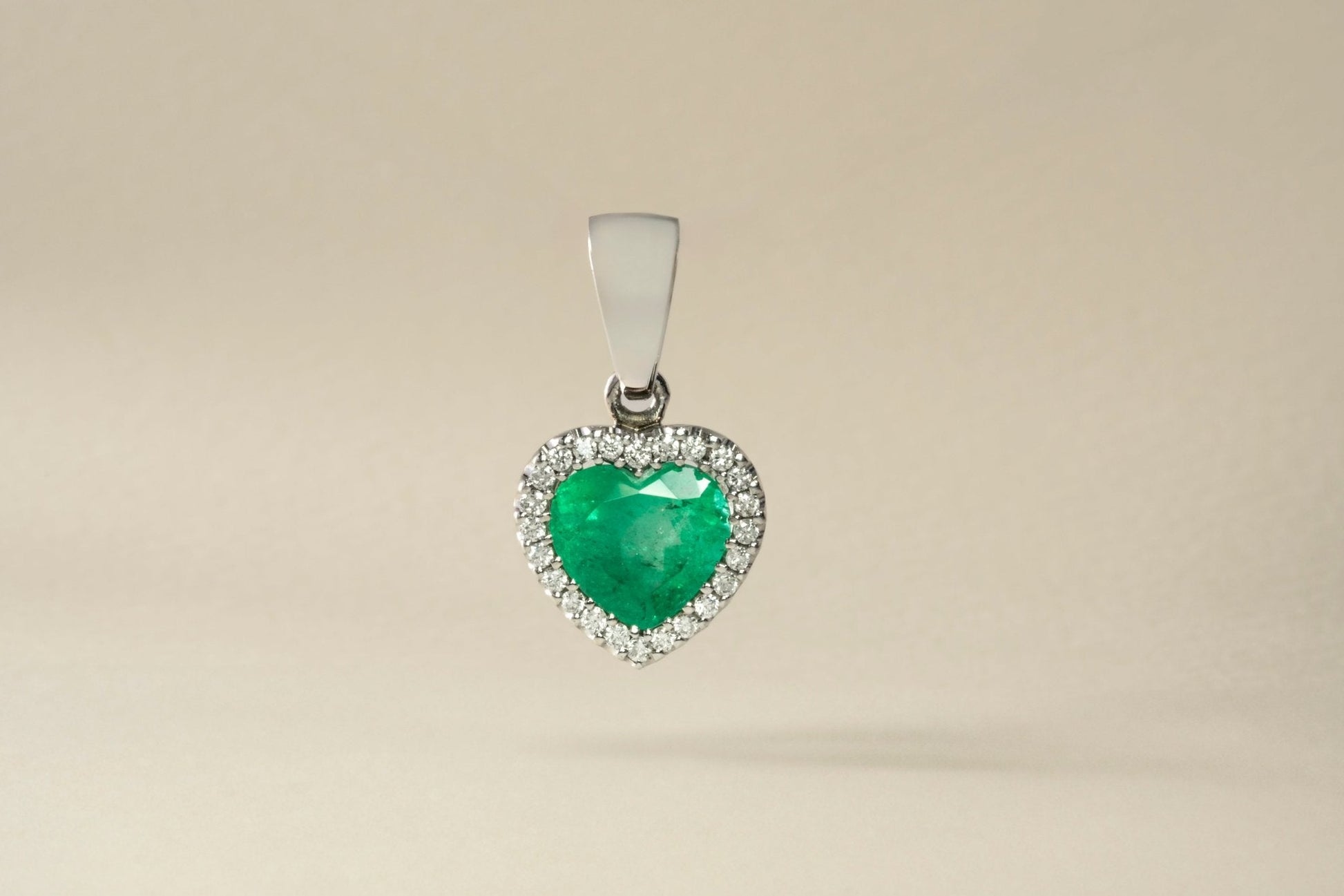 Dije cluster oro blanco con esmeralda y diamante naturales - DOB036 - Etherna