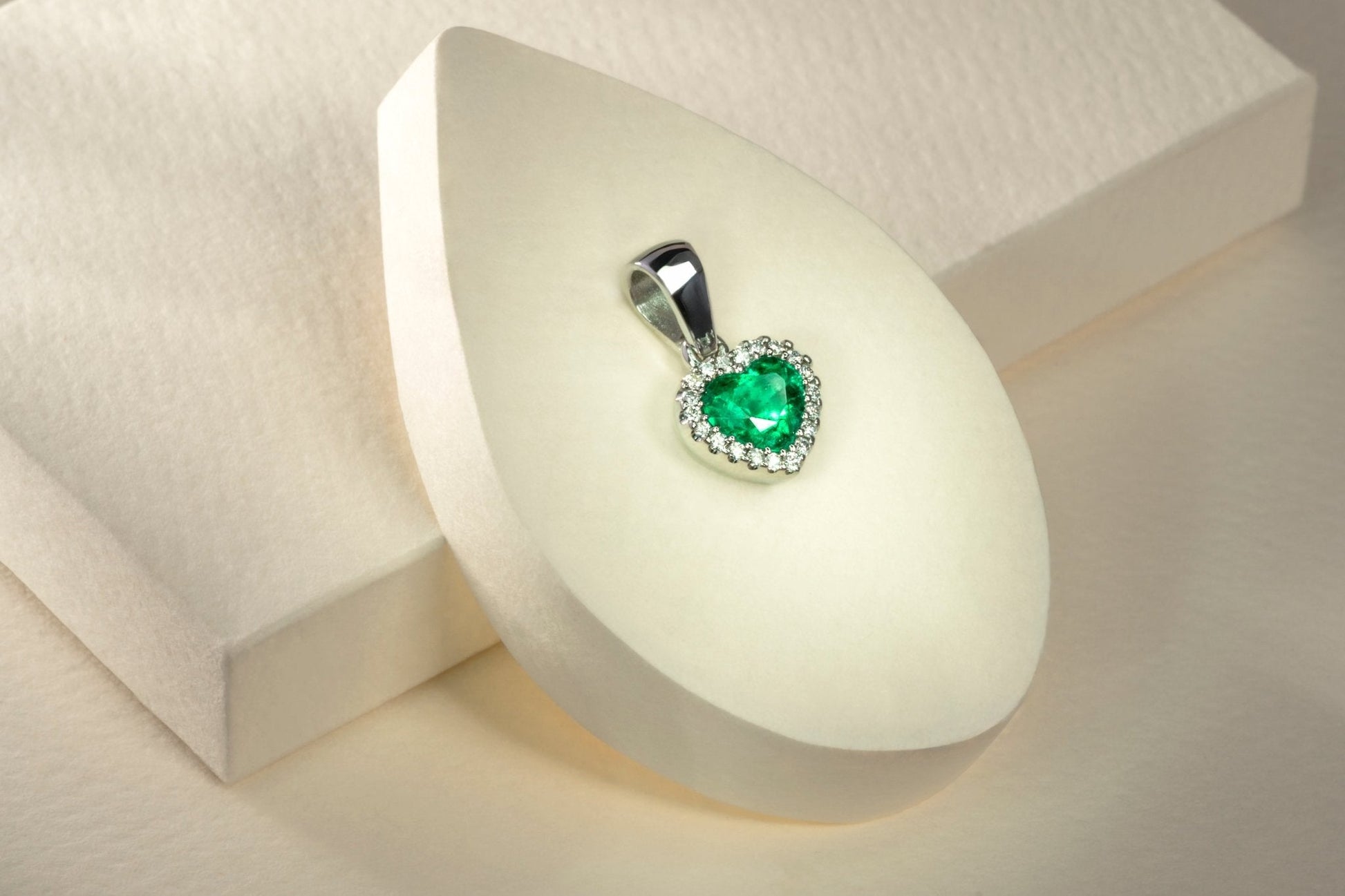 Dije cluster oro blanco con esmeralda y diamante naturales - DOB037 - Etherna