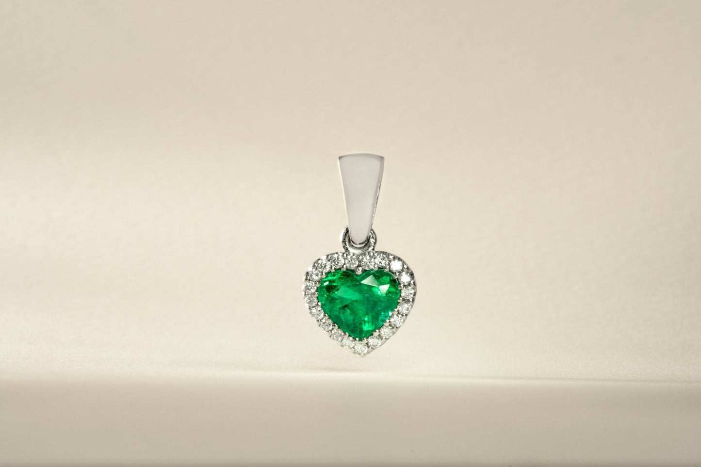 Dije cluster oro blanco con esmeralda y diamante naturales - DOB037 - Etherna