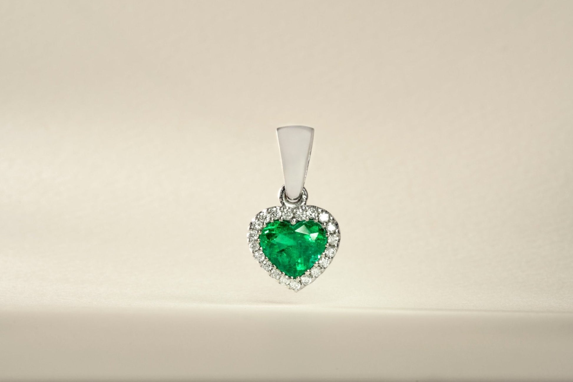 Dije cluster oro blanco con esmeralda y diamante naturales - DOB037 - Etherna