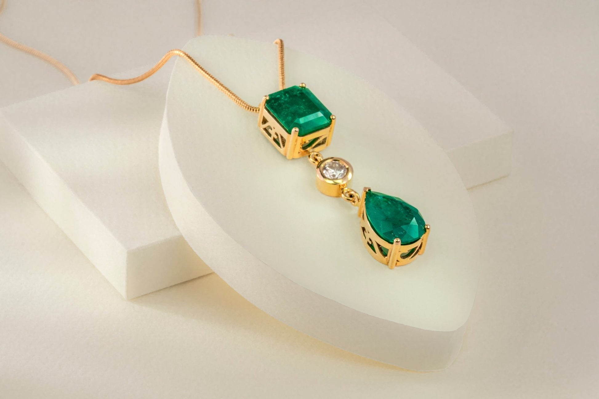 Dije con cadena con esmeralda y diamante natural - DOA052 - Etherna