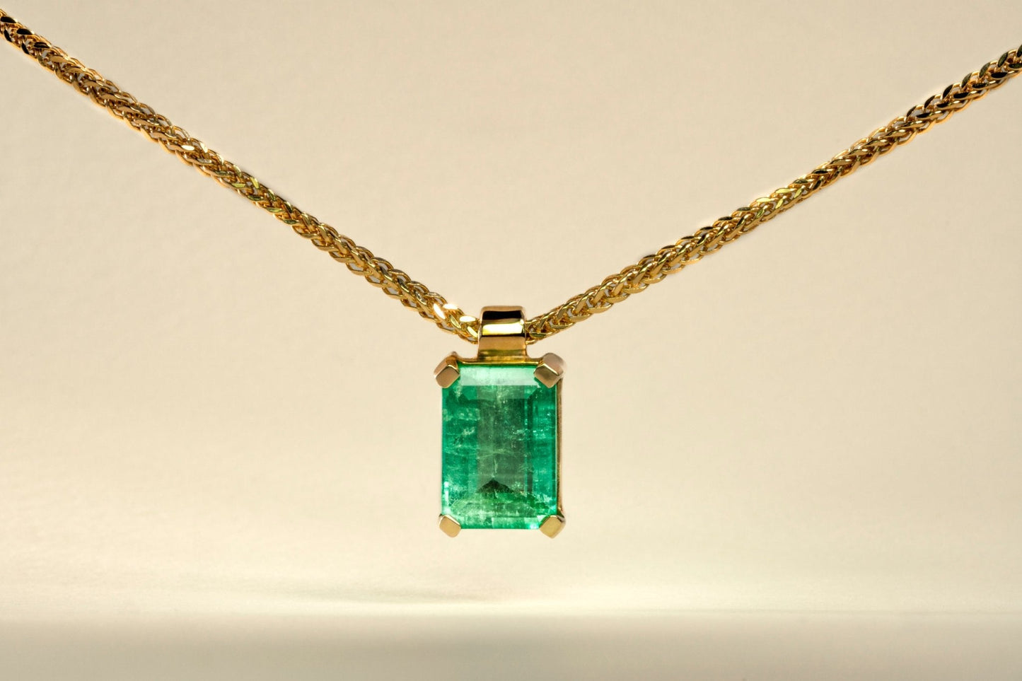 Dije con cadena oro amarillo con esmeralda natural - DOA048 - Etherna