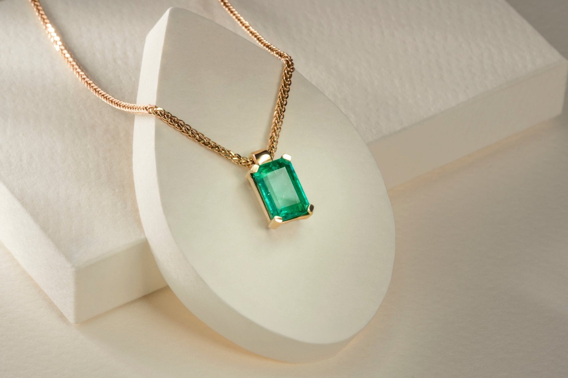 Dije con cadena oro amarillo con esmeralda natural - DOA048 - Etherna