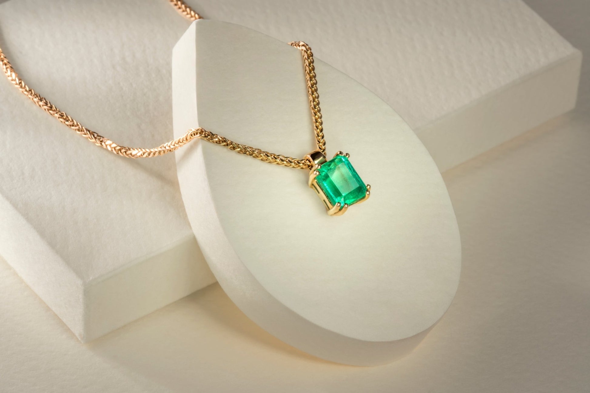 Dije con cadena oro amarillo con esmeralda natural - DOA058 - Etherna