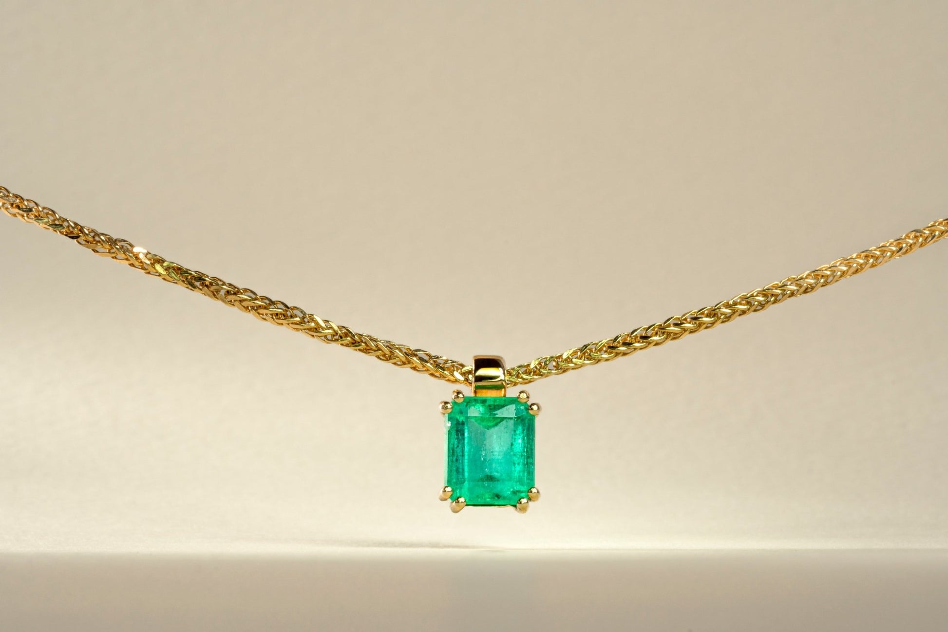 Dije con cadena oro amarillo con esmeralda natural - DOA058 - Etherna