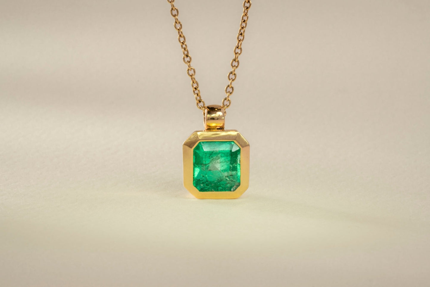 Dije con cadena oro amarillo con esmeralda natural - DOA065 - Etherna