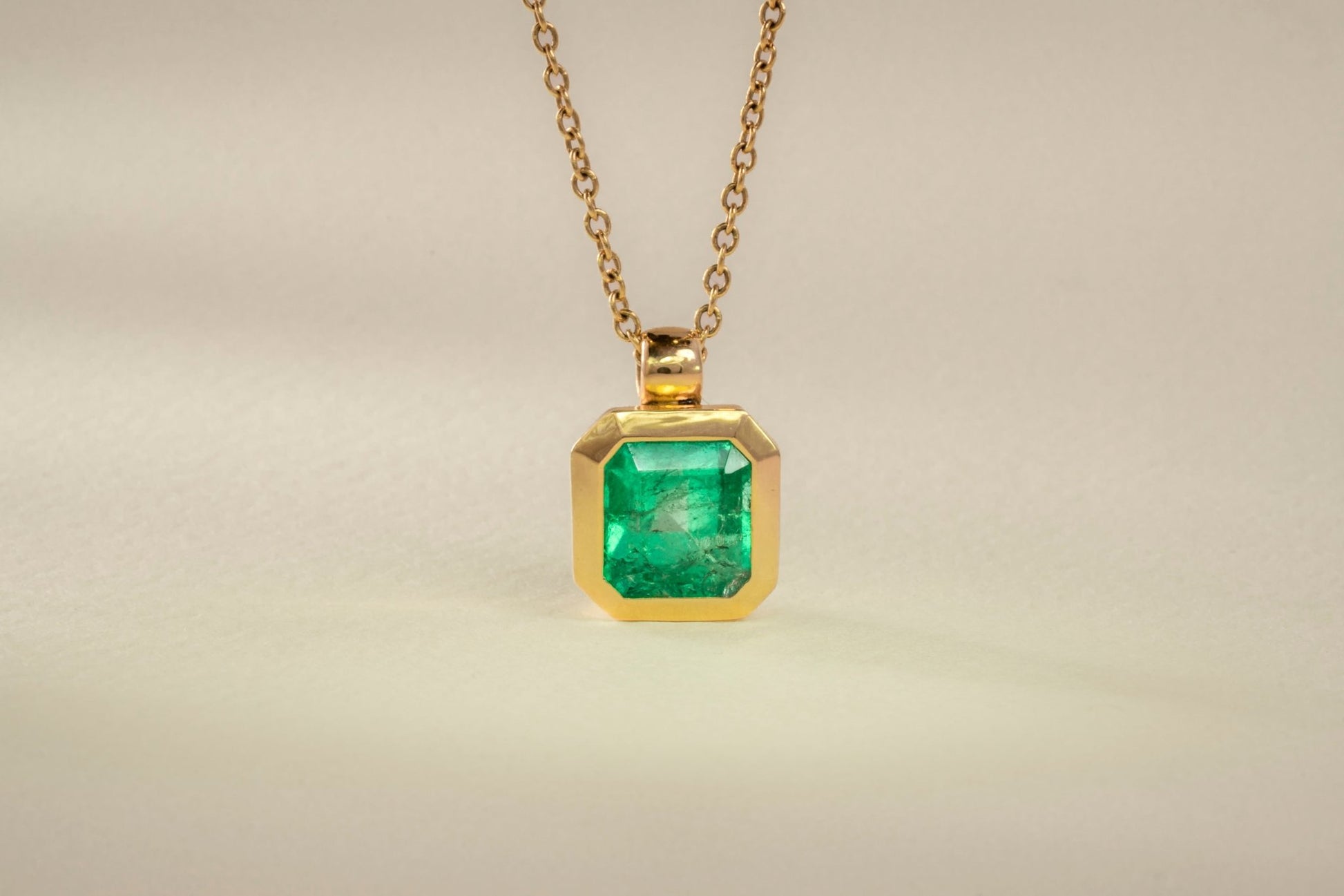 Dije con cadena oro amarillo con esmeralda natural - DOA065 - Etherna