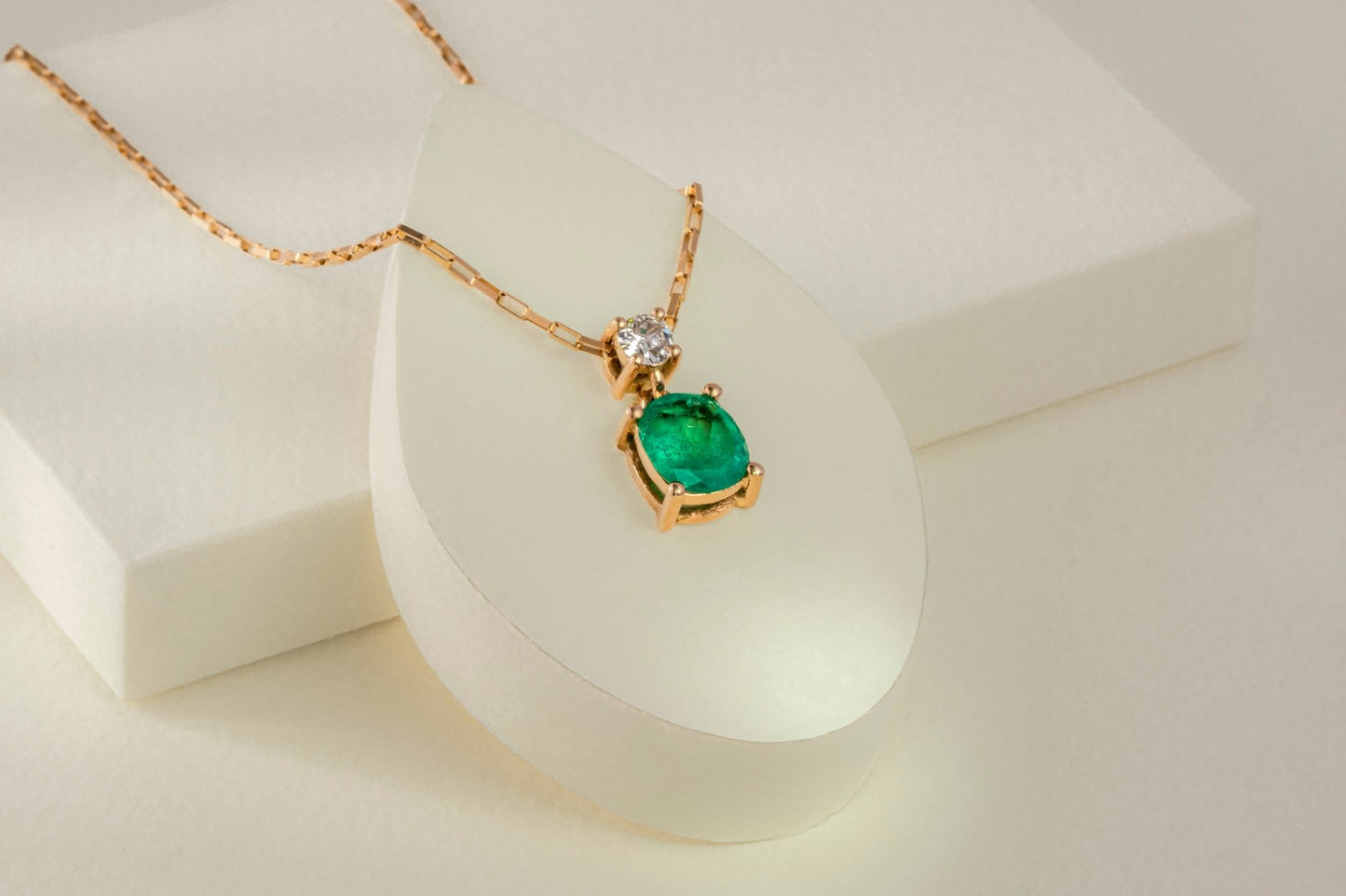 Dije con cadena oro amarillo con esmeralda y diamante natural - DOA091 - Etherna