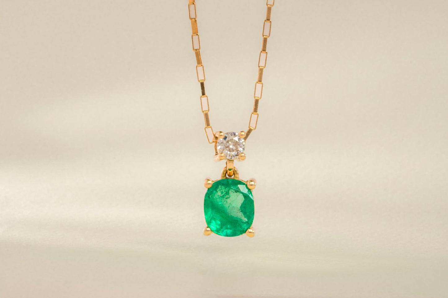 Dije con cadena oro amarillo con esmeralda y diamante natural - DOA091 - Etherna