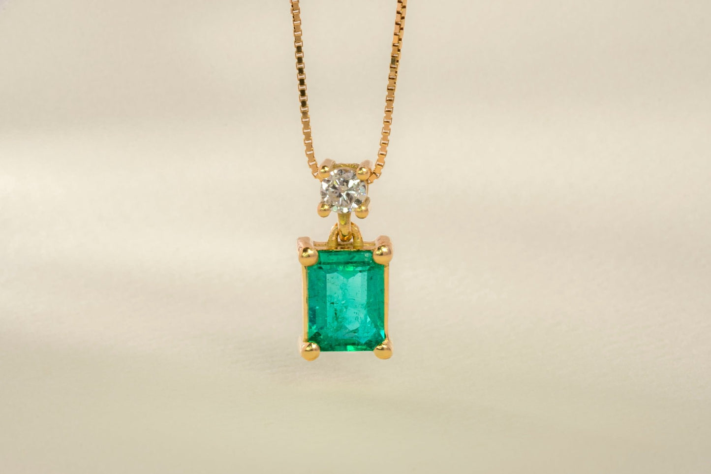 Dije con cadena oro amarillo con esmeralda y diamante natural - DOA092 - Etherna