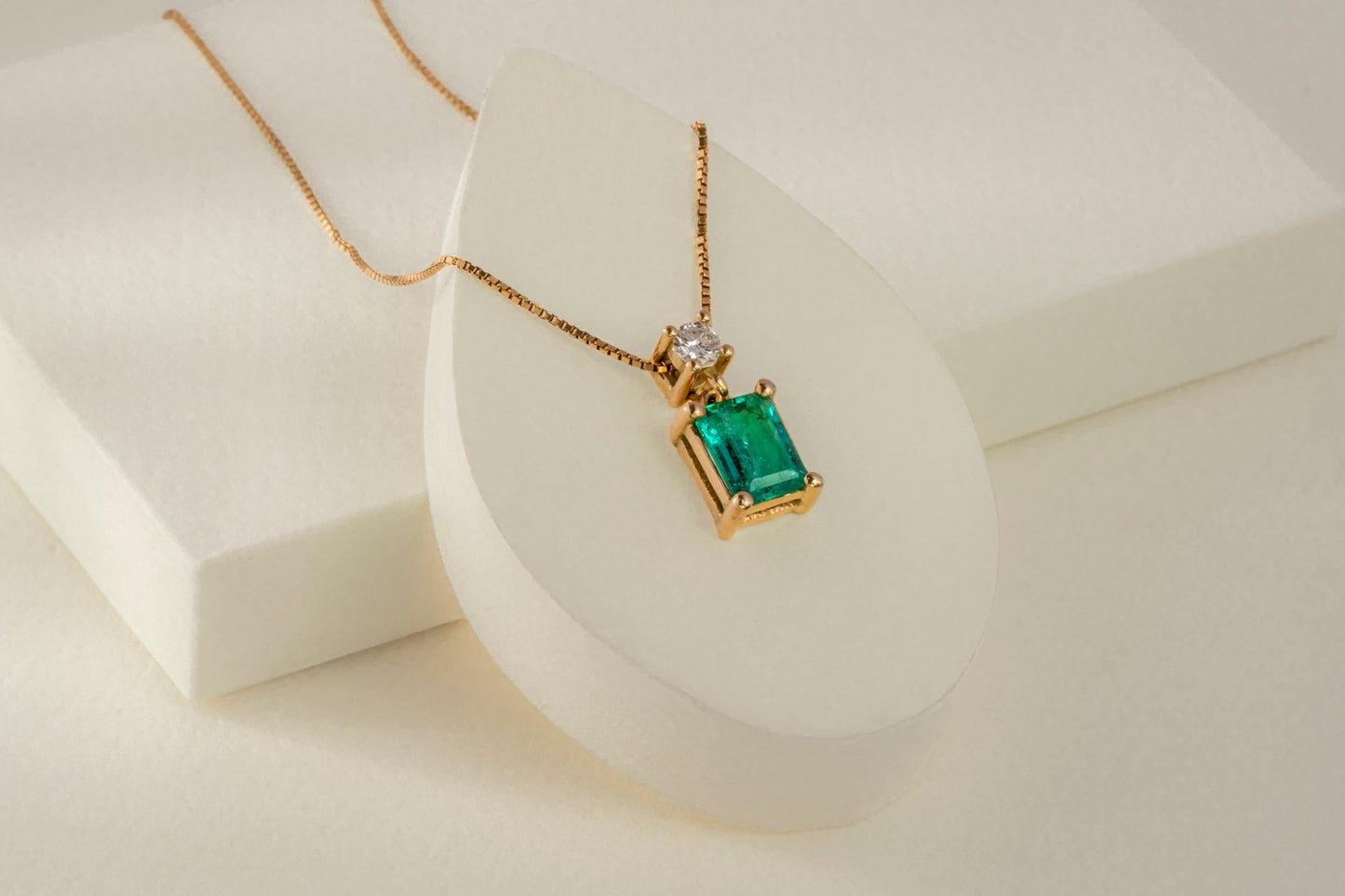 Dije con cadena oro amarillo con esmeralda y diamante natural - DOA092 - Etherna