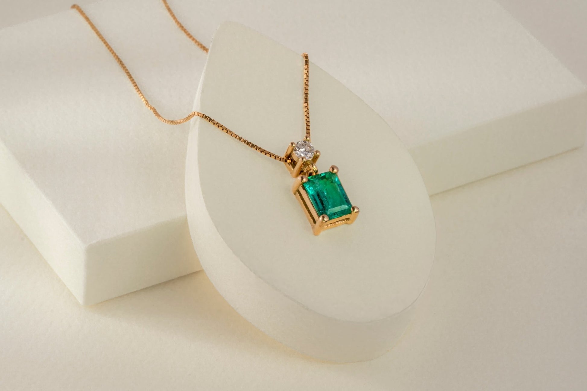 Dije con cadena oro amarillo con esmeralda y diamante natural - DOA092 - Etherna