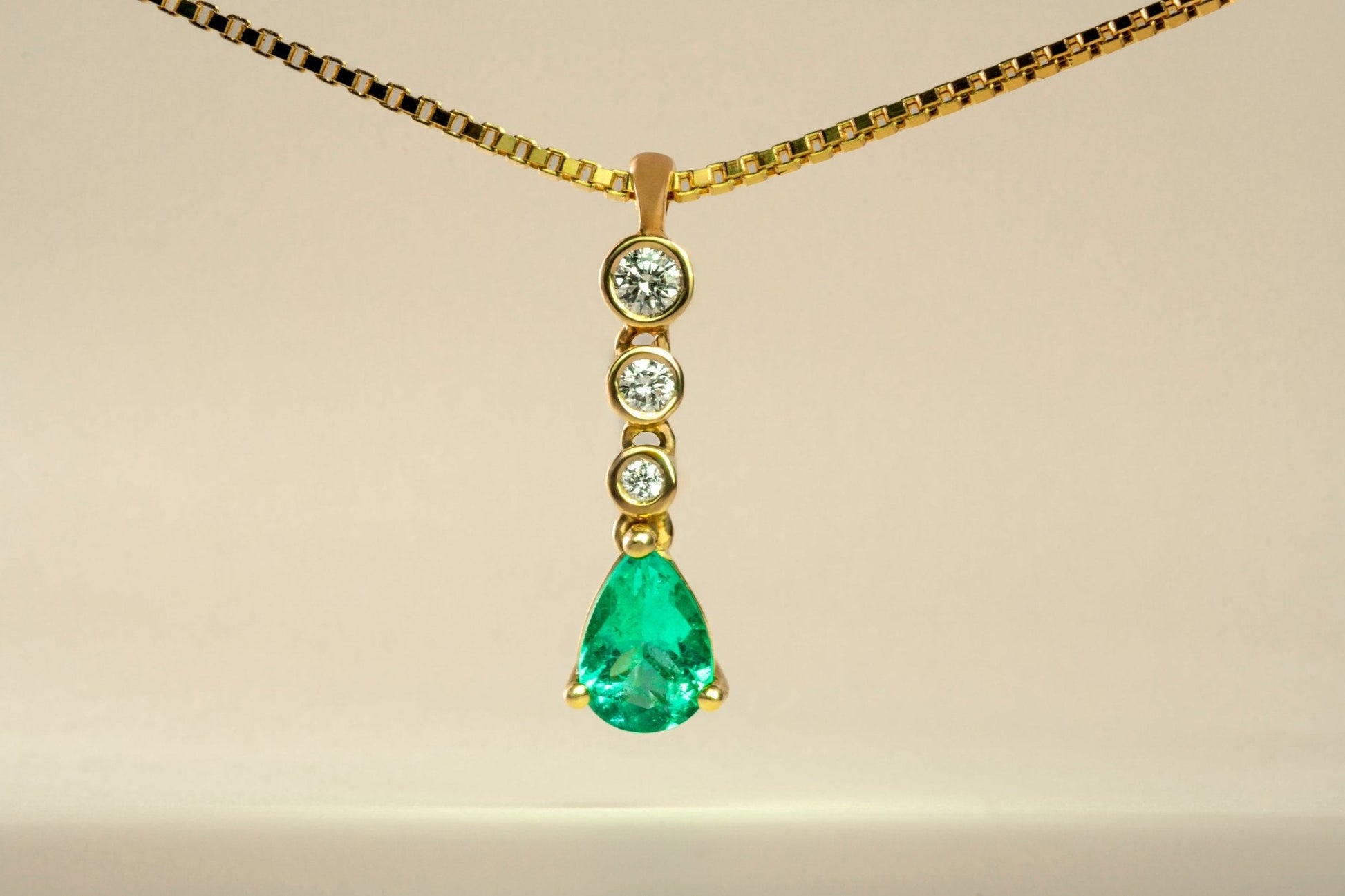 Dije con cadena oro amarillo con esmeralda y diamantes naturales - DOA032 - Etherna
