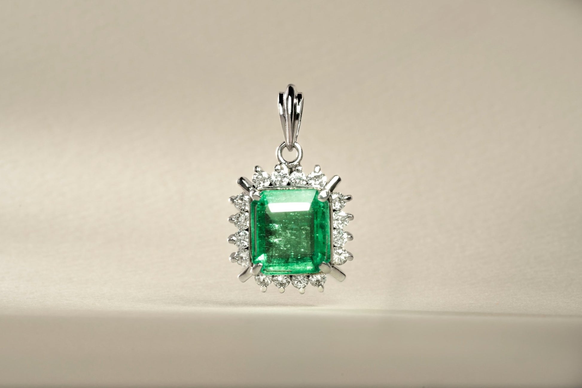 Dije marquesa oro blanco con esmeralda y diamantes naturales - DOB003 - Etherna